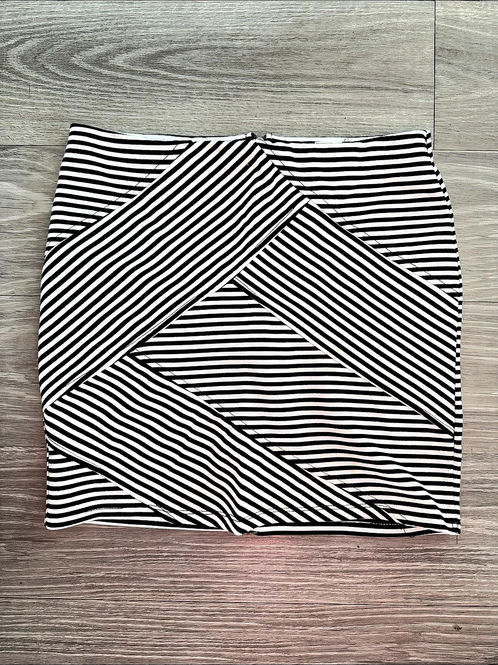 Xhiliration Striped Mini Skirt in Black & White Size Medium